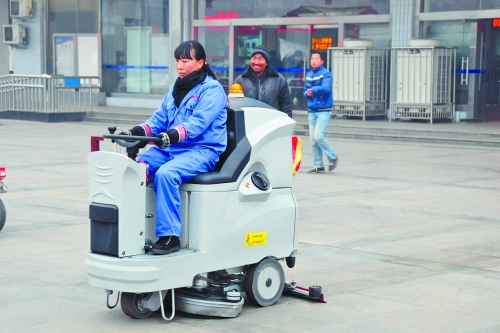 洛陽火車站新購3臺(tái)洗地機(jī)提高保潔作業(yè)效率，成為站前廣場一道風(fēng)景