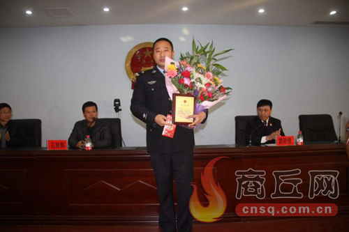 高兵雷是睢陽(yáng)區(qū)檢察院一位檢察干警，在去鄭州捐獻(xiàn)造血干細(xì)胞時(shí)，他所在的單位為他組織了熱烈的歡送儀式