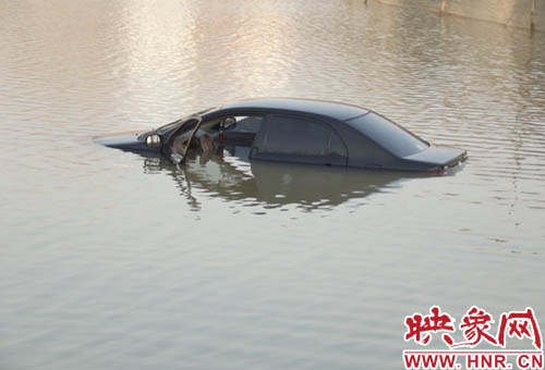 3月10日清晨，一輛黑色轎車(chē)掉入民權(quán)縣東沙河中
