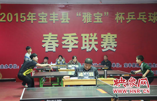 2月22日，河南省寶豐縣兩名乒乓球參賽選手在比賽中激烈角逐。