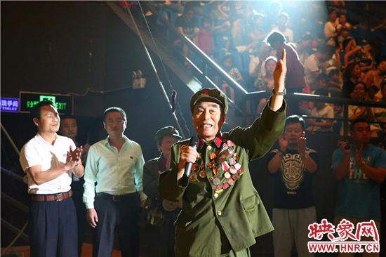 胡國全高唱《志愿軍戰(zhàn)歌》，朝鮮國立雜技團團長拍手致敬