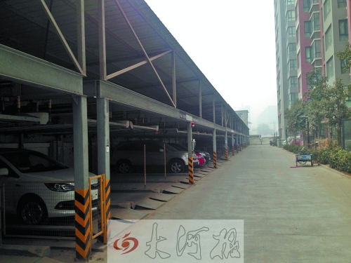 中原區(qū)新禧園小區(qū)，靠著圍墻的空地，建成兩層立體車(chē)庫(kù)。