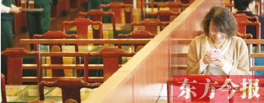 一名食客在西餐廳內(nèi)使用免費(fèi)無(wú)線(xiàn)網(wǎng)絡(luò)