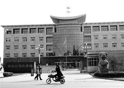 10月29日，河北滄州市獻縣國稅局。10月底，一些企業(yè)主被叫到國稅局談“交稅”問題。新京報記者 孟祥超 攝