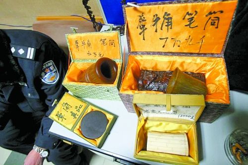 這些商品被暫扣，并根據(jù)鑒定情況對販賣者依法處罰。 記者 閆化莊 攝