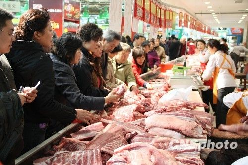 資料圖。1月份CPI等經(jīng)濟數(shù)據(jù)將于今天發(fā)布。多家機構(gòu)預(yù)計，受春節(jié)“錯位”因素及豬肉價格回落影響，1月CPI同比漲幅在1.8%左右。從各機構(gòu)發(fā)布的報告來看，從2月開始，CPI或?qū)⑦M入新一輪上行周期。