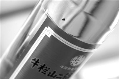 圖中畫圈處為瓶中的黑色異物。京華時報記者 譚青 攝