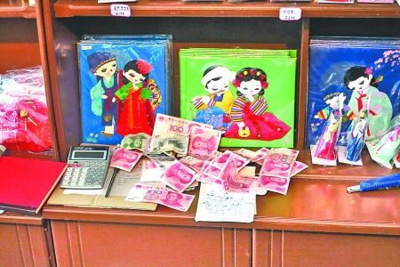 2012年6月21日，在朝鮮羅先特別市的一家商店里，柜臺上散落著一些人民幣。在朝鮮，人民幣比本國的貨幣更受歡迎。 CFP供圖