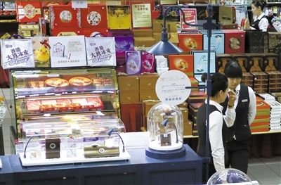 昨日，北京賽特購物中心，擺放出售的月餅禮盒，上千元的品種僅5種。新京報(bào)記者 王叔坤 攝