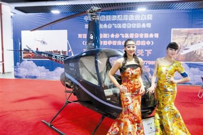 美女固然誘人，但更誘人的恐怕還是直升機(jī)