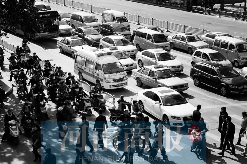 紫荊山路與商城路交叉口，見無車讓行，一輛救護(hù)車只好選擇右轉(zhuǎn)車道直行 記者 邱曉峰/攝