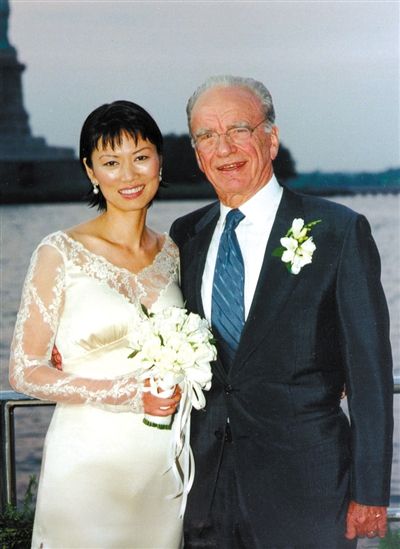 1999年6月，68歲的默多克與30歲的鄧文迪結(jié)婚。