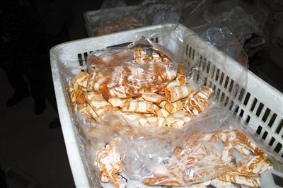 原料加工成“牛肉”產(chǎn)品批發(fā)價(jià)20多元一斤，加工成“羊肉卷”批發(fā)價(jià)為10元一斤。