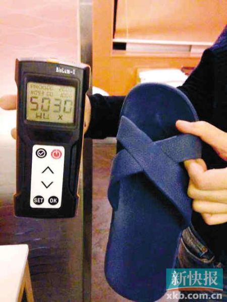 ■記者測試的嶺南佳園酒店膠拖鞋細(xì)菌總數(shù)高達(dá)5030RLUs。