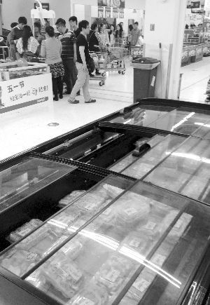新街口某超市羊肉卷柜臺無人問津。