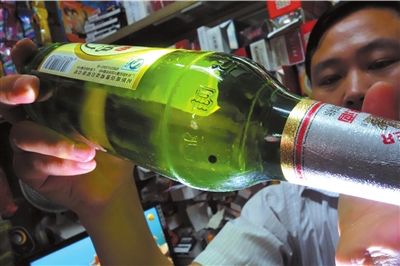 這瓶未開封的燕京啤酒內(nèi)有一顆黑色懸浮物。京華時(shí)報(bào)記者 徐曉帆 攝