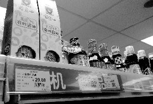 永旺超市里，兒童醬油價格不菲且品種繁多，但買的顧客較少。信息時報記者 郭柯堂 攝