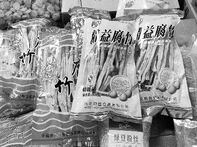 內(nèi)黃腐竹含吊白塊被曝光后，市場上內(nèi)黃產(chǎn)腐竹難覓蹤跡。攤主所售產(chǎn)品大多出自河南許昌和河北保定