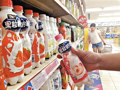 昨日，勁松京客隆超市貨架上，可口可樂果粒奶優(yōu)仍在售?？煽诳蓸饭咀蛉瞻l(fā)表聲明稱，已使用25公斤可能受到肉毒桿菌污染的乳粉，用于生產(chǎn)個別批次的美汁源果粒奶優(yōu)。新京報記者 韓萌 攝