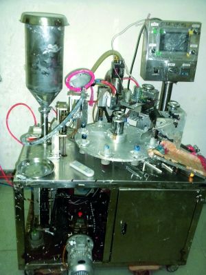 行動中查獲的假冒“高露潔”牙膏和制假機(jī)械。信息時報記者鄭啟文 攝