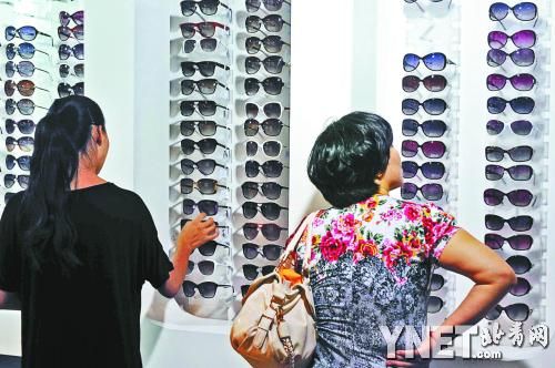 進(jìn)入暑期之后，眼鏡市場迎來了學(xué)生的換鏡高峰