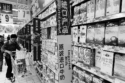 在通州某超市，進口奶粉、純牛奶打出“原裝進口”的招牌吸引消費者購買 攝/法制晚報記者 黑克