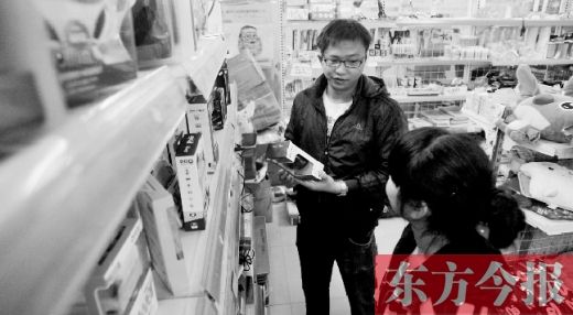 大學(xué)生創(chuàng)業(yè)孵化園內(nèi)，大學(xué)生S團(tuán)實(shí)體店的工作人員在向兩個(gè)同學(xué)推介商品