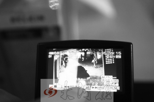 人民路上的這家商店,夜間疑被一男子隔著門(mén)縫用長(zhǎng)竿偷走一臺(tái)蘋(píng)果ipad air。