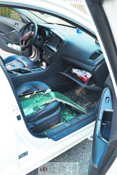 車玻璃被砸碎，車內(nèi)被翻動。