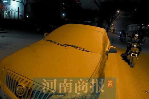 拆遷現(xiàn)場，途經(jīng)的汽車遭了殃，落了厚厚一層灰
