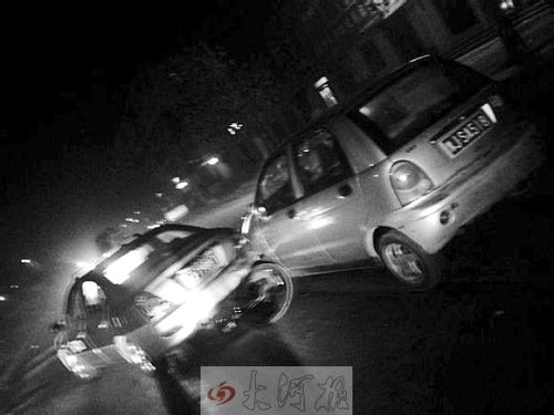 撞上出租車QQ才停下，兩車間還夾著一輛自行車。