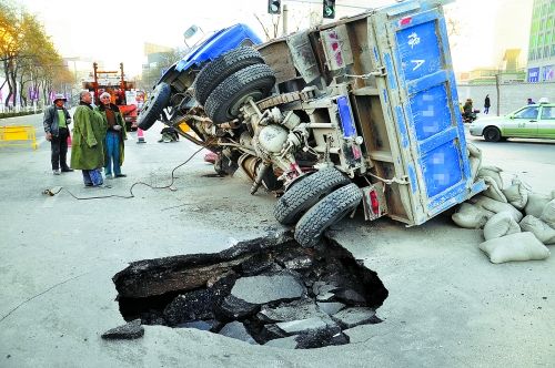 出事的卡車(chē)上，拉了十幾噸的水泥市民供圖
