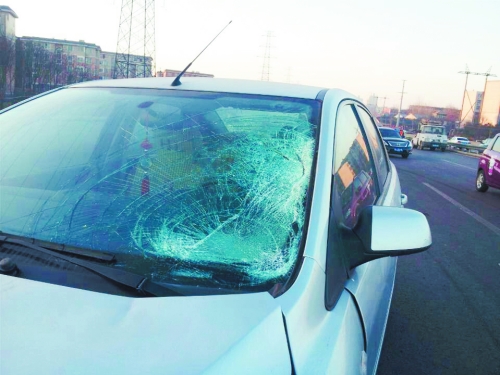 肇事轎車前擋風(fēng)玻璃上，留著清晰的撞擊痕跡。