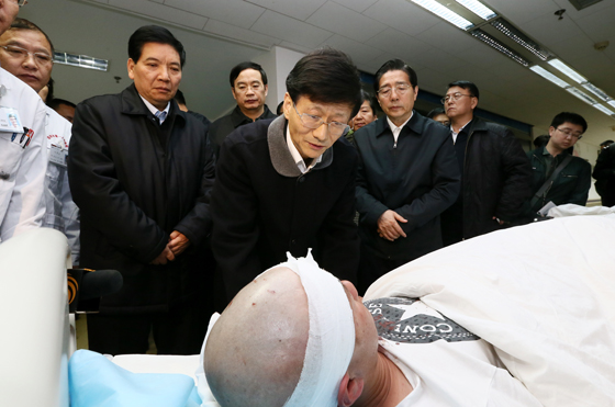 中共中央政治局委員、中央政法委書記孟建柱率工作組2日晨5時30分抵達昆明。一下飛機,孟建柱就立即趕往