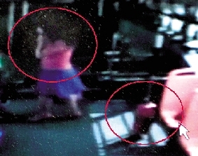 去年10月份的一天，一名女乘客打著電話下了車，包丟在了車上。(翻拍視頻)