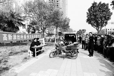退贓大會(huì)上，石獅子物歸原主
