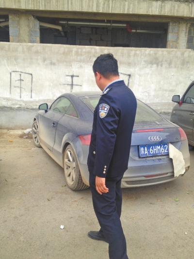 民警在陳寨花卉市場(chǎng)中間通道找到這輛藍(lán)色奧迪TT轎車(chē)