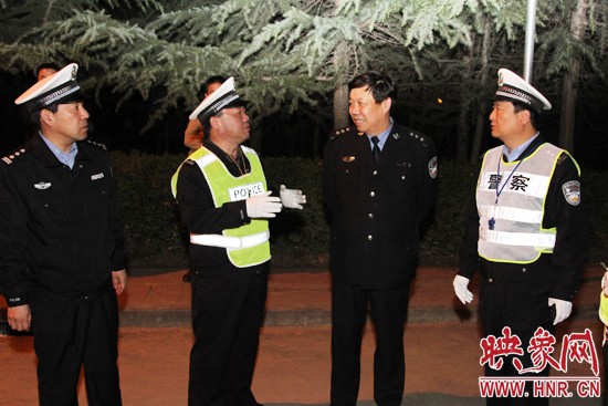 該支隊支隊長石軍(左二)、政委周西漢（左一）在向省總隊督導組匯報整治酒駕時的情景。