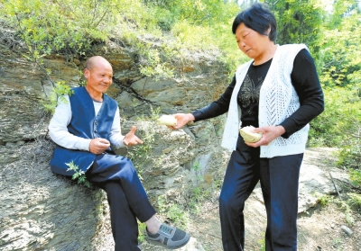 5月5日，馬英為上山放牛的劉五送干糧。