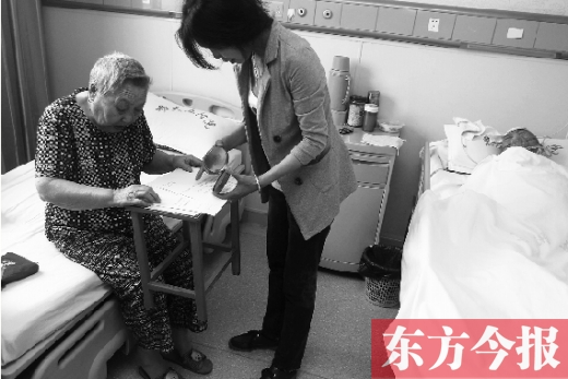 昨日，鄭大五附院二號(hào)樓住院部，馬老太寫(xiě)下委托書(shū)，并簽字摁指印委托女兒代理為昏迷老伴解鎖取錢(qián)