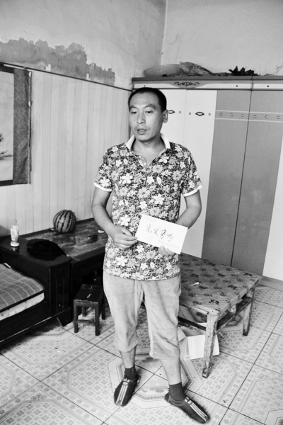 采建新拿的信封里，是南京警方送來的獎金。