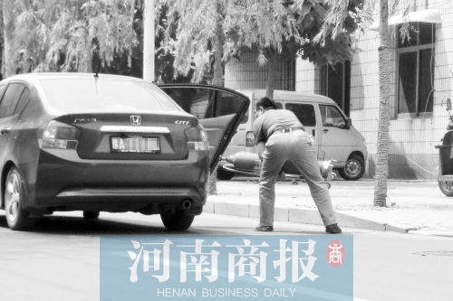 鄭州西區(qū)一氧氣廠門前，有人充氣后，將氧氣瓶裝上私家車運(yùn)走