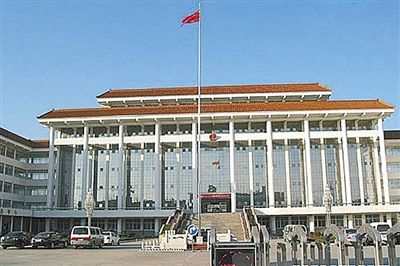 濮陽縣違規(guī)、超標(biāo)修建的縣委、縣政府辦公樓。新華社發(fā)發(fā)布