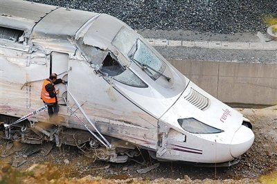 快速列車的車頭沒有受到太大損壞。