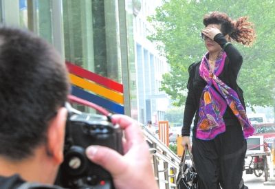 7月22日李某某輪奸案庭前會議，夢鴿擋臉小跑進(jìn)法院。資料圖片京華時報記者蒲東峰攝