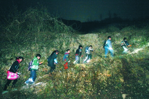 在一些山區(qū),因?yàn)閷W(xué)校太遠(yuǎn),孩子們天不亮就得打著手電出發(fā)。L CFP供圖