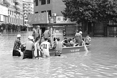 18日，廣東省清遠(yuǎn)市陽(yáng)山縣縣城,消防官兵合力推動(dòng)沖鋒舟，轉(zhuǎn)移被困學(xué)生。新華社發(fā)