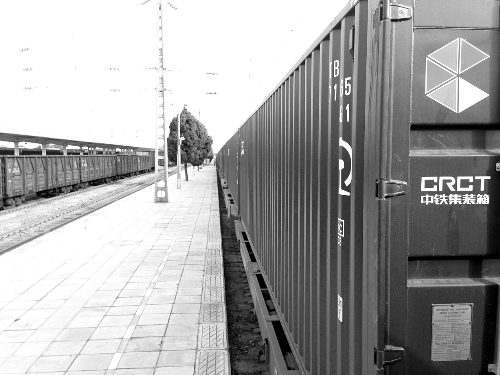 此次班列跟車(chē)工作人員@就著米飯吃面條發(fā)微博說(shuō)：一路走來(lái)，每個(gè)?？空镜墓ぷ魅藛T都在夸我們的集裝箱。