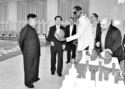 平壤，朝鮮最高領(lǐng)導(dǎo)人金正恩接待再次來訪的美國籃球明星羅德曼。