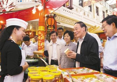 9月6日，王岐山在天津南市食品街調(diào)研，在月餅柜臺前，詢問中央關(guān)于中秋國慶嚴禁公款送禮的規(guī)定發(fā)布后的銷售情況。新華社記者 李學(xué)仁 攝